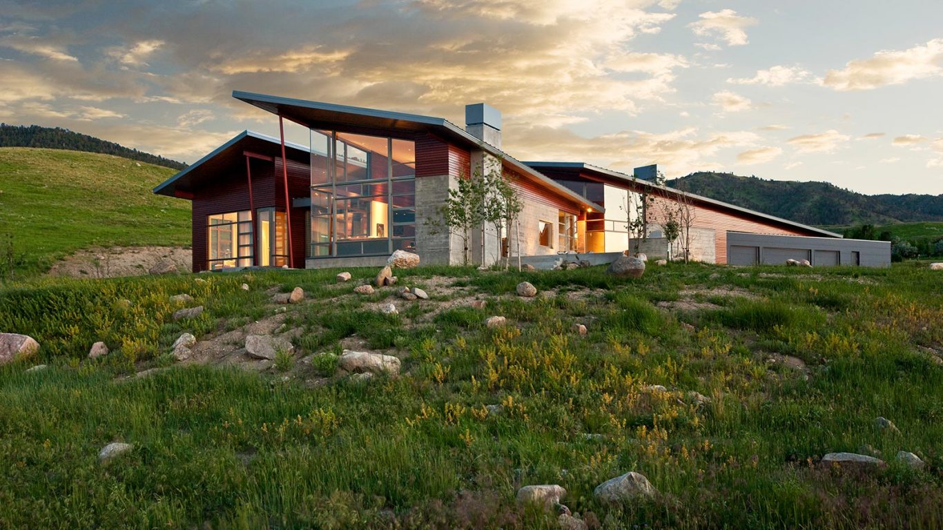 wyoming-residence-modern-house-makes-a-bold-statement-in-a-small-town